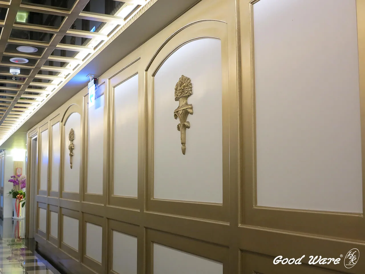 歐式感走廊壁面｜使用刷金飾花裝飾