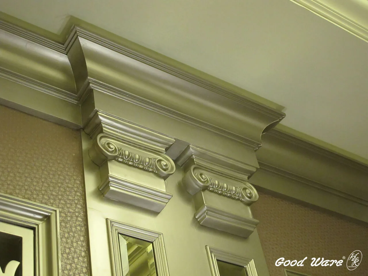 上金色漆料的平面羅馬柱與角線板修飾柱面