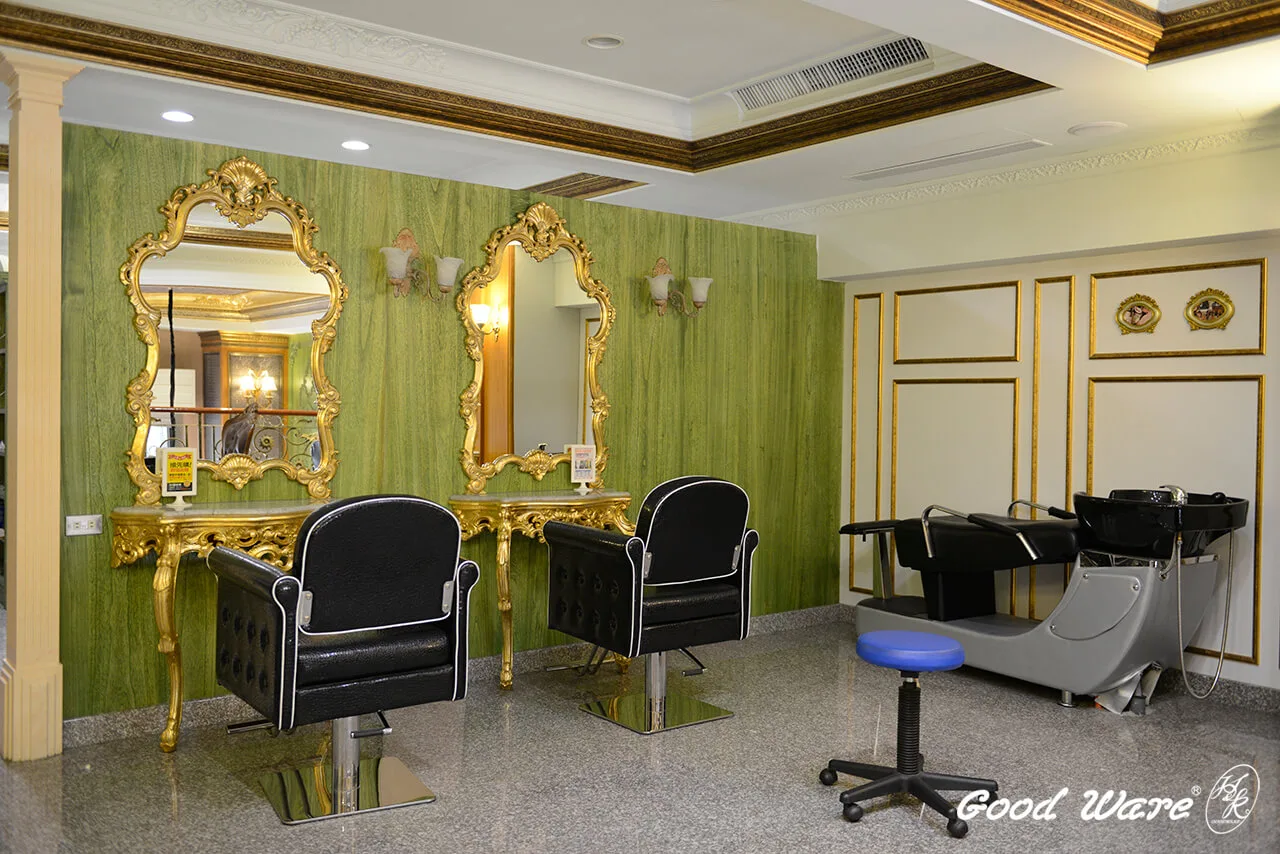 姿也髮廊二樓洗頭區｜使用古典鏡框、雕花線板裝飾天花牆角、復古刷金線板做牆面格線