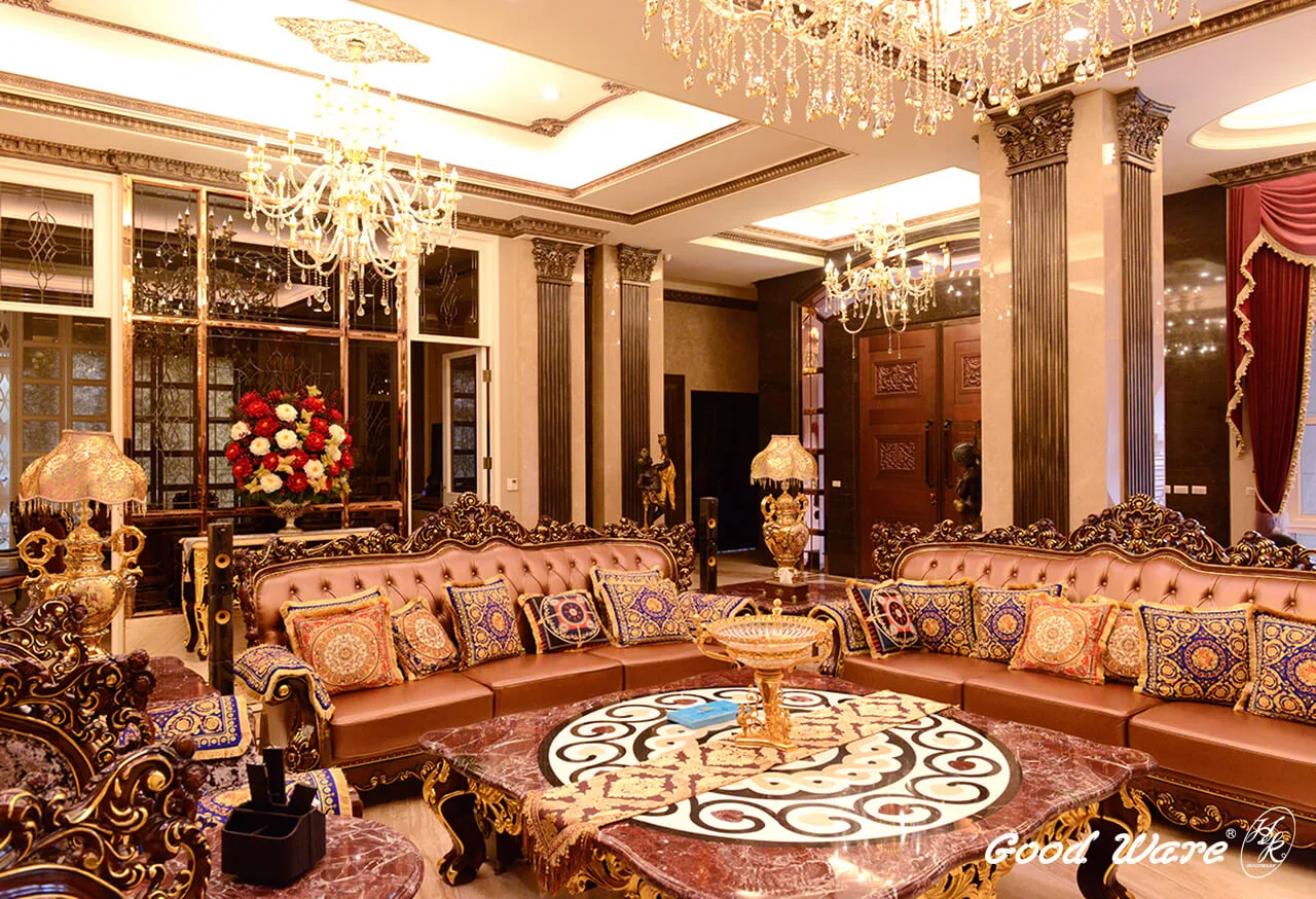 巴洛克風格客廳整體配色走向古銅金色系，與紫、金兩色的濃厚歐式軟裝擺設相互呼應