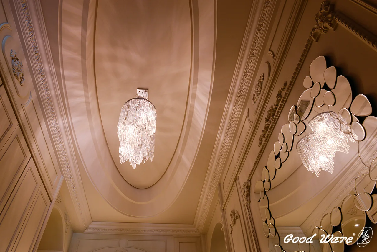 廊道透過圓弧造型天花板設計與水晶吊燈的搭配，使灑落的燈光有種置身古歐洲宮廷宴會的錯覺。