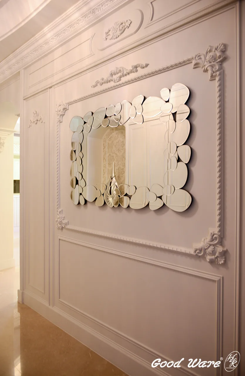 廊道另一側壁面則以彎角、壁飾／壁花與雕花線板裝飾，並巧妙運用三者不同立體度來集中視覺，凸顯牆面主角造型鏡。