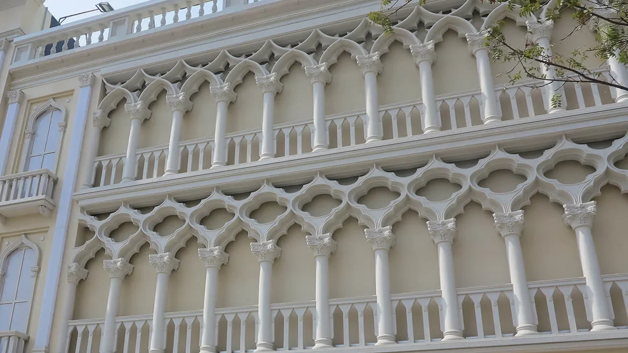 商務會館外觀羅馬排柱照片