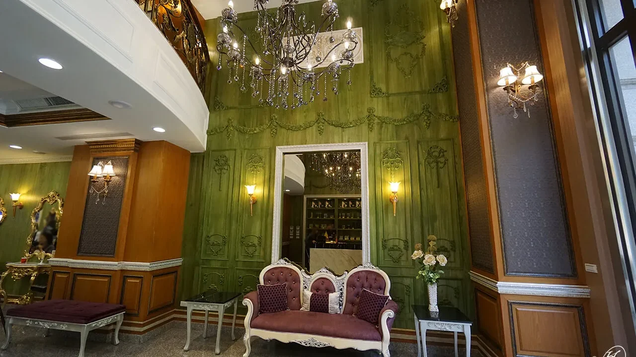 姿也髮廊接待區照片｜運用飾花、平面燈座、雕花線板裝飾牆面