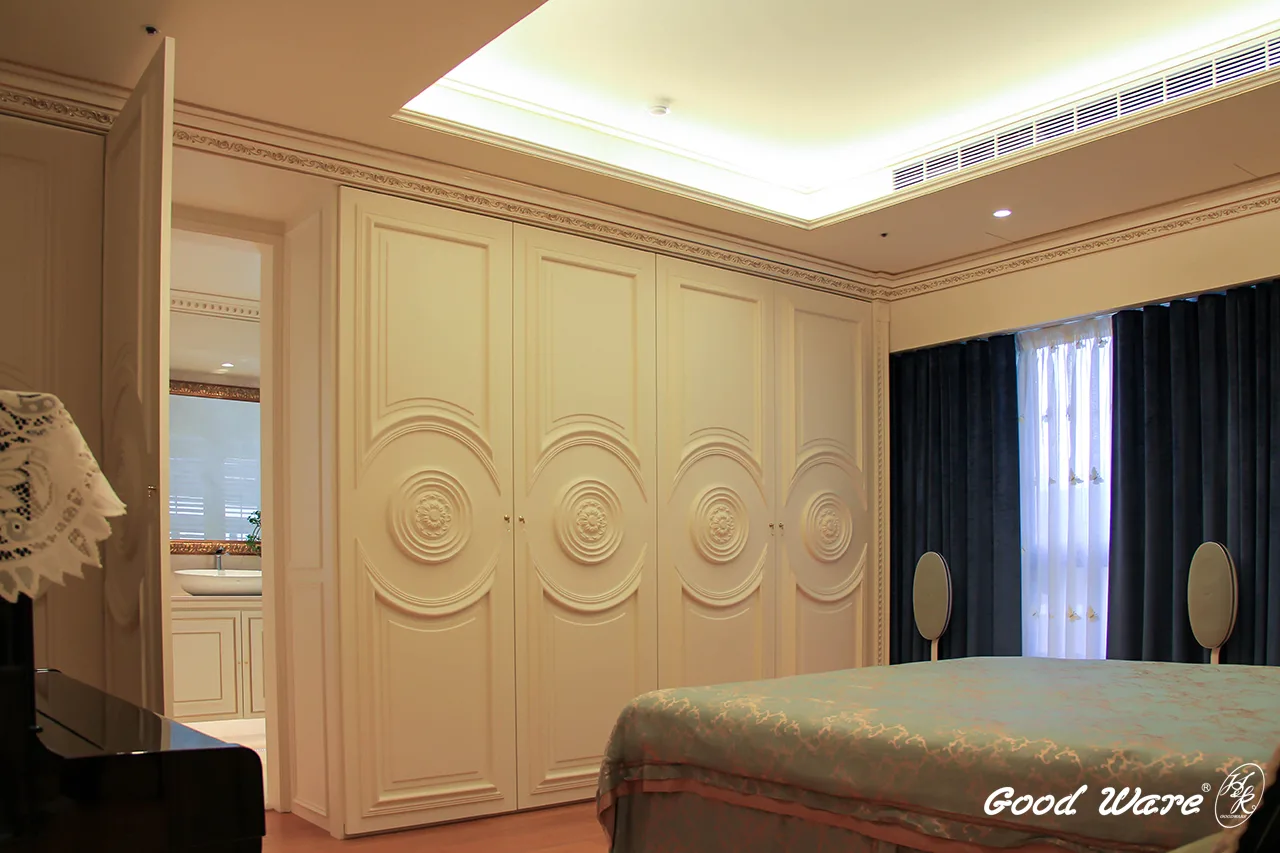 法式風格臥房內也以素面平面線板與燈座為裝飾，完美融入盥洗室入口及衣櫃。