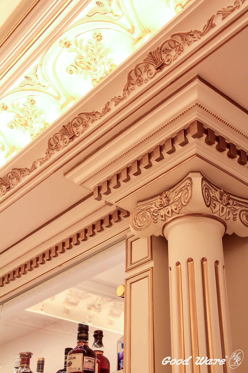 法式風格客廳以不同樣式雕花線板搭配素面線板，與羅馬柱層層堆疊運用。