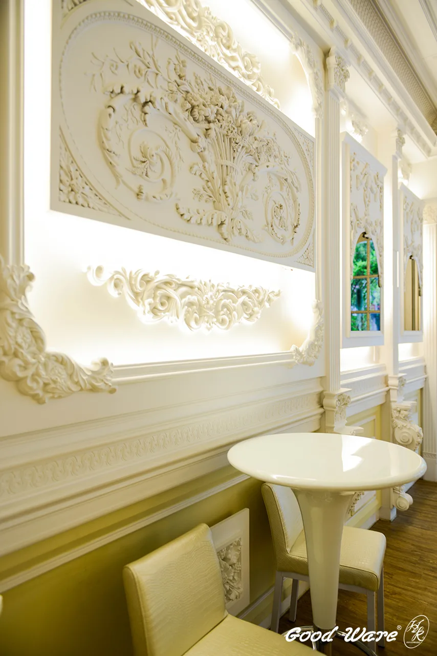 安吉利諾義式冰淇淋店壁面裝飾：飾花、壁爐柱、平面羅馬柱與浮雕壁飾