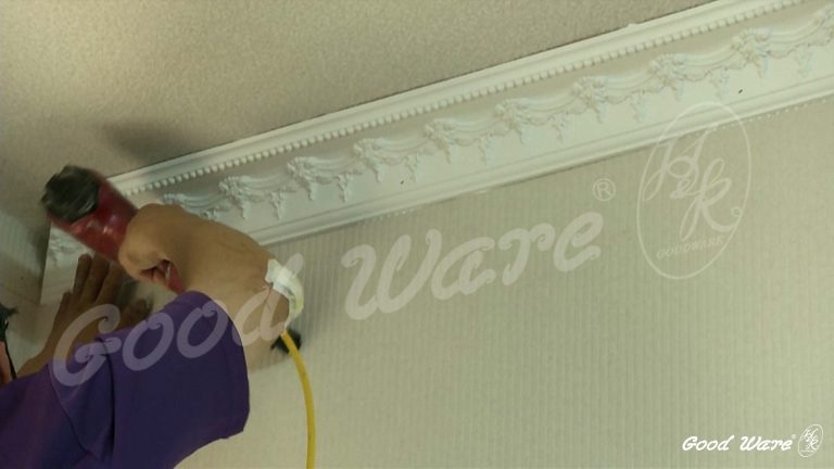 線板施工:對準記號後在黏貼位置進行打釘,可從線板中間先打兩三支固定,接著由銜接處往中間打釘